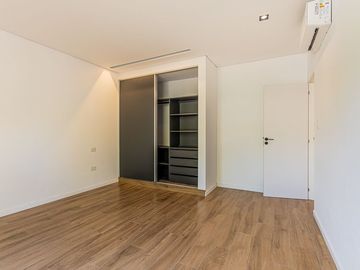 CASA EN VENTA EN UNA SOLA PLANTA 3 DORMIS Y PILETA