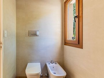 CASA EN VENTA EN UNA SOLA PLANTA 3 DORMIS Y PILETA