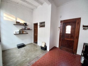 VENTA CASA 4 AMBIENTES EN BERNAL CON AMPLIO LOTE