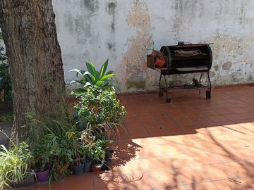 VENTA CASA 4 AMBIENTES EN BERNAL CON AMPLIO LOTE