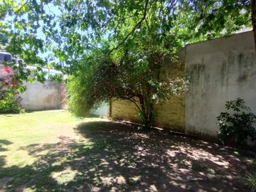VENTA CASA 4 AMBIENTES EN BERNAL CON AMPLIO LOTE