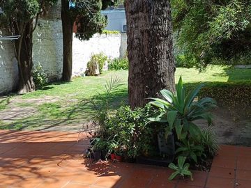 VENTA CASA 4 AMBIENTES EN BERNAL CON AMPLIO LOTE