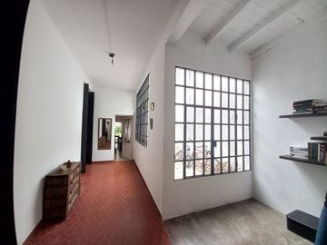 VENTA CASA 4 AMBIENTES EN BERNAL CON AMPLIO LOTE