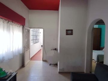 VENTA CASA 4 AMBIENTES EN BERNAL CON AMPLIO LOTE