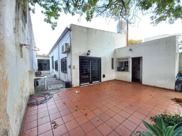 VENTA CASA 4 AMBIENTES EN BERNAL CON AMPLIO LOTE