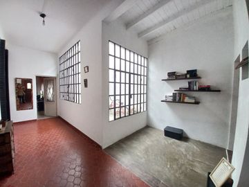 VENTA CASA 4 AMBIENTES EN BERNAL CON AMPLIO LOTE