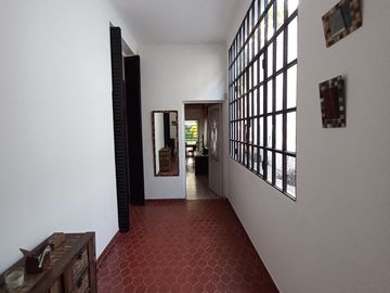 VENTA CASA 4 AMBIENTES EN BERNAL CON AMPLIO LOTE