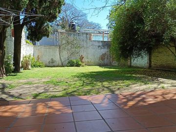 VENTA CASA 4 AMBIENTES EN BERNAL CON AMPLIO LOTE