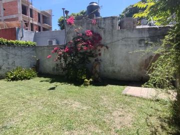 VENTA CASA 4 AMBIENTES EN BERNAL CON AMPLIO LOTE