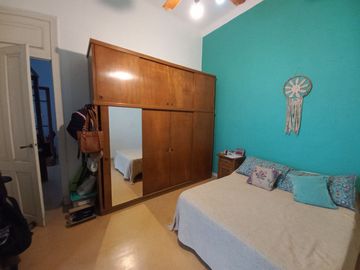 VENTA CASA 4 AMBIENTES EN BERNAL CON AMPLIO LOTE