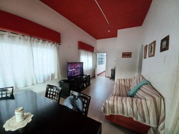 VENTA CASA 4 AMBIENTES EN BERNAL CON AMPLIO LOTE