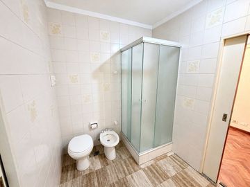 VENTA Casa única 7 amb con cochera y amplio jardín
