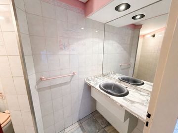 VENTA Casa única 7 amb con cochera y amplio jardín