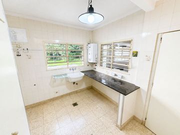VENTA Casa única 7 amb con cochera y amplio jardín
