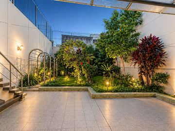 VENTA Casa única 7 amb con cochera y amplio jardín
