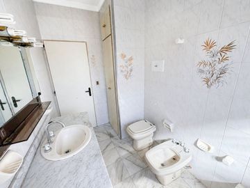 VENTA Casa única 7 amb con cochera y amplio jardín