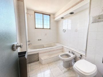 VENTA Casa única 7 amb con cochera y amplio jardín