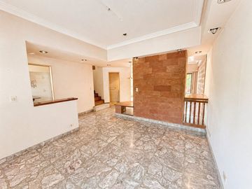 VENTA Casa única 7 amb con cochera y amplio jardín