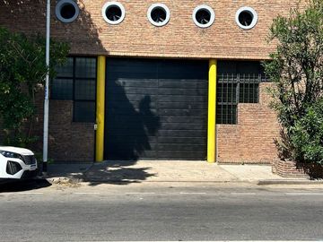 GALPÓN EN ALQUILER EN AVELLANEDA EXCELENTE ESTADO