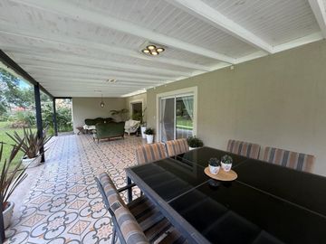 Casa 5 ambientes en Fincas de San Vicente chacras