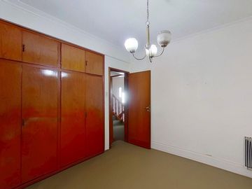 CASA 5 AMBIENTES CON GARAGE DOBLE QUINCHO Y JARDIN