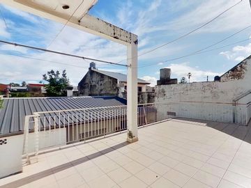 CASA 5 AMBIENTES CON GARAGE DOBLE QUINCHO Y JARDIN