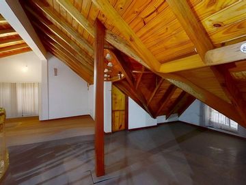 CASA 5 AMBIENTES CON GARAGE DOBLE QUINCHO Y JARDIN