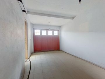 CASA 5 AMBIENTES CON GARAGE DOBLE QUINCHO Y JARDIN