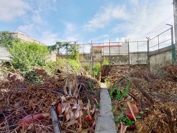 CASA 5 AMBIENTES CON GARAGE DOBLE QUINCHO Y JARDIN