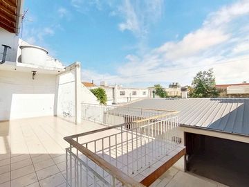CASA 5 AMBIENTES CON GARAGE DOBLE QUINCHO Y JARDIN