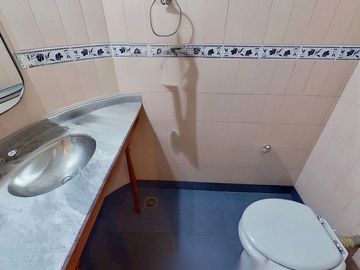 CASA 5 AMBIENTES CON GARAGE DOBLE QUINCHO Y JARDIN