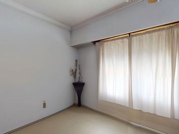 CASA 5 AMBIENTES CON GARAGE DOBLE QUINCHO Y JARDIN