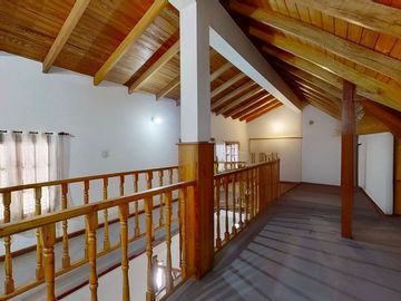 CASA 5 AMBIENTES CON GARAGE DOBLE QUINCHO Y JARDIN