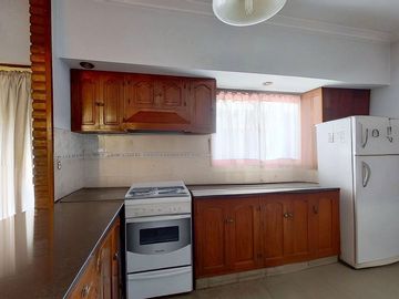 CASA 5 AMBIENTES CON GARAGE DOBLE QUINCHO Y JARDIN