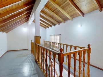 CASA 5 AMBIENTES CON GARAGE DOBLE QUINCHO Y JARDIN