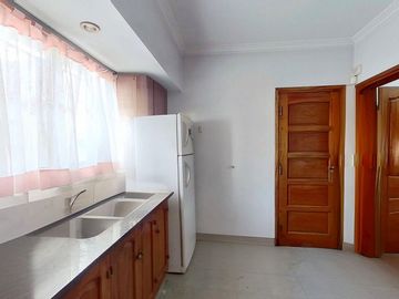 CASA 5 AMBIENTES CON GARAGE DOBLE QUINCHO Y JARDIN