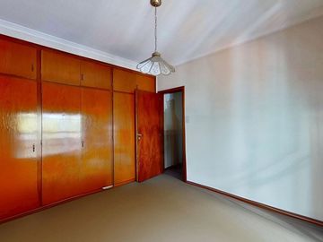 CASA 5 AMBIENTES CON GARAGE DOBLE QUINCHO Y JARDIN
