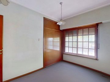 CASA 5 AMBIENTES CON GARAGE DOBLE QUINCHO Y JARDIN