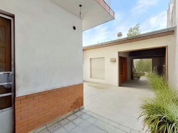 CASA 5 AMBIENTES CON GARAGE DOBLE QUINCHO Y JARDIN