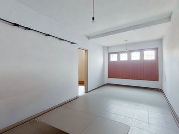 CASA 5 AMBIENTES CON GARAGE DOBLE QUINCHO Y JARDIN