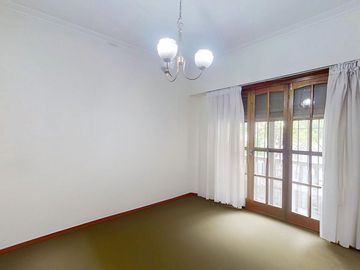 CASA 5 AMBIENTES CON GARAGE DOBLE QUINCHO Y JARDIN