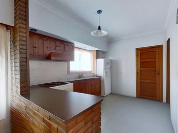 CASA 5 AMBIENTES CON GARAGE DOBLE QUINCHO Y JARDIN