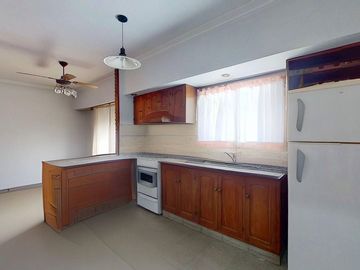 CASA 5 AMBIENTES CON GARAGE DOBLE QUINCHO Y JARDIN