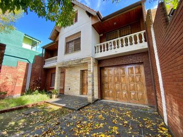 CASA 5 AMBIENTES CON GARAGE DOBLE QUINCHO Y JARDIN