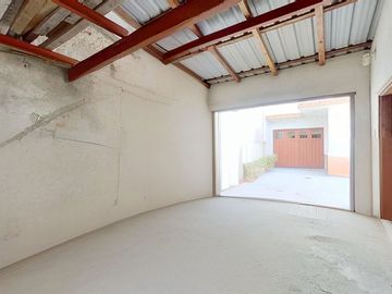 CASA 5 AMBIENTES CON GARAGE DOBLE QUINCHO Y JARDIN