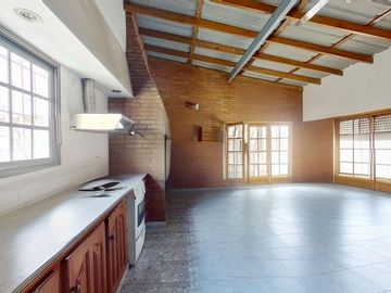 CASA 5 AMBIENTES CON GARAGE DOBLE QUINCHO Y JARDIN