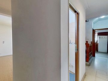 CASA 5 AMBIENTES CON GARAGE DOBLE QUINCHO Y JARDIN