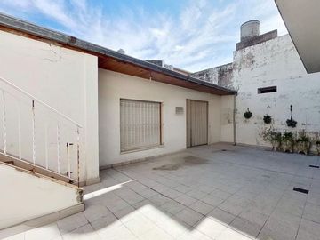 CASA 5 AMBIENTES CON GARAGE DOBLE QUINCHO Y JARDIN