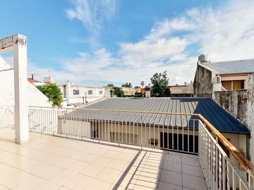 CASA 5 AMBIENTES CON GARAGE DOBLE QUINCHO Y JARDIN