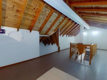 CASA 5 AMBIENTES CON GARAGE DOBLE QUINCHO Y JARDIN